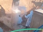 Impresionante explosión de un caño de agua en Paraná: dos operarios heridos