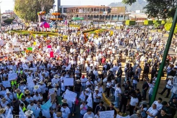 '¡Fuera Bedolla! ¡Justicia para Manzo!', claman en Uruapan