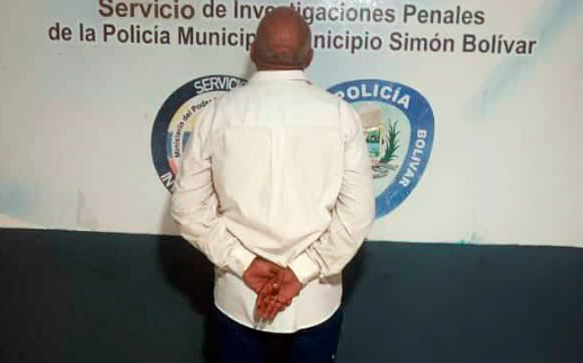 Profesor es detenido por tocar partes íntimas de una estudiante