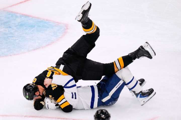 Matthews, Stolarz injured as Maple Leafs lose again to Bruins