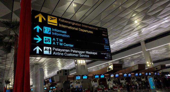 Caos en los cielos de Estados Unidos: la FAA baja el tráfico y los vuelos se desploman