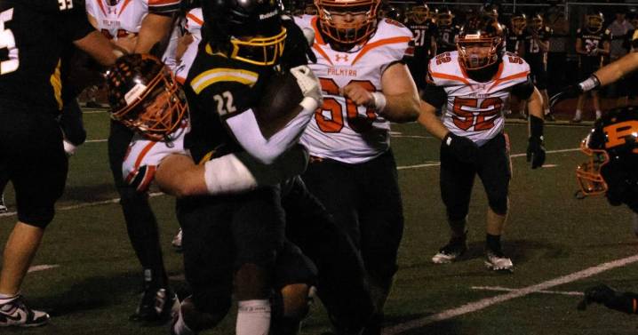 Monroe City controls the trenches in district semifinal win over Palmyra