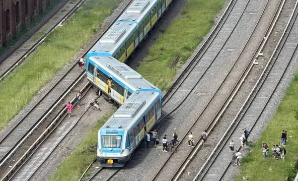Una formación del Tren Sarmiento se descarriló en Liniers y hay 20 heridos: qué dijo la empresa