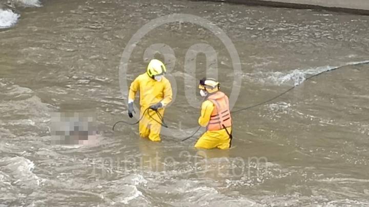 ¡Atención: iniciaron maniobras de rescate! Avistan cuerpo flotando en aguas del Río Medellín