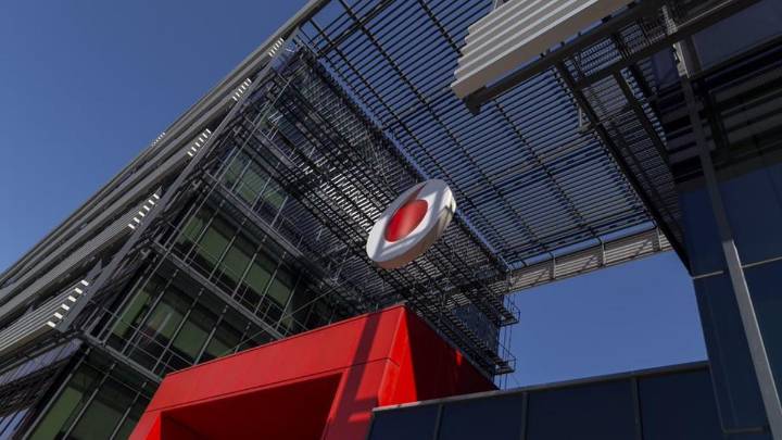 Telefónica y Vodafone venden a AXA un 40% de su filial conjunta de fibra óptica por 500 millones