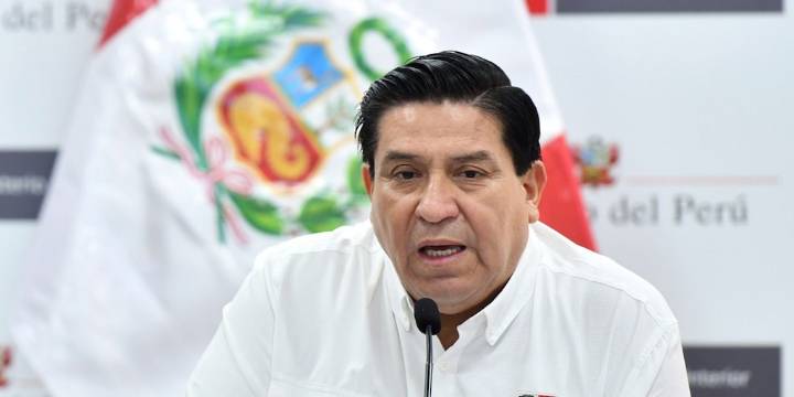 Ministro del Interior dispone que policías delincuentes pasen al retiro en menos de 15 días: “Vamos a limpiar la casa”