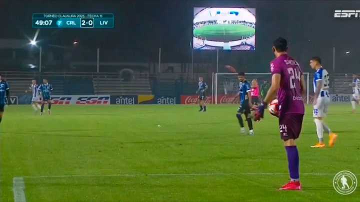 El increíble gol de un portero en la liga de Uruguay que le mete en la pelea por el Premio Puskas