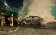 Queman dos autos durante la madrugada