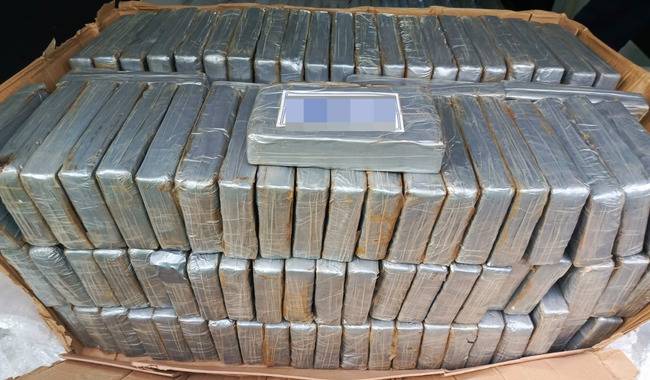 Marina y FGR, detienen a cuatro presuntos infractores de la ley, con delitos contra la salud dedicados al tráfico de drogas en el AICM