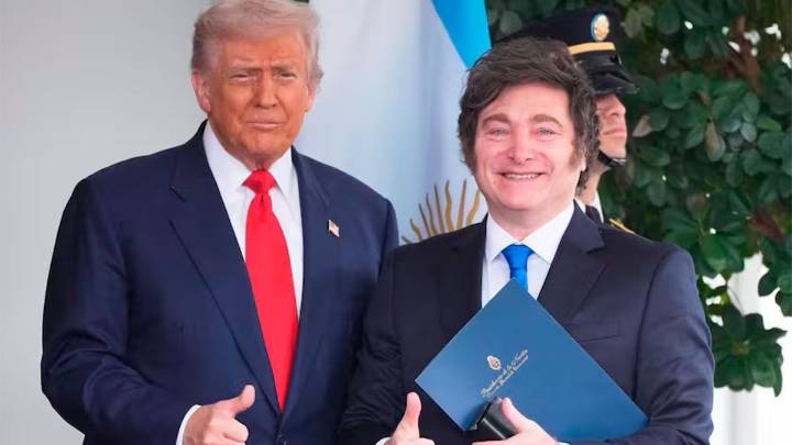 "Una nota de Financial Times dice que Trump ve posible la dolarización en Argentina"