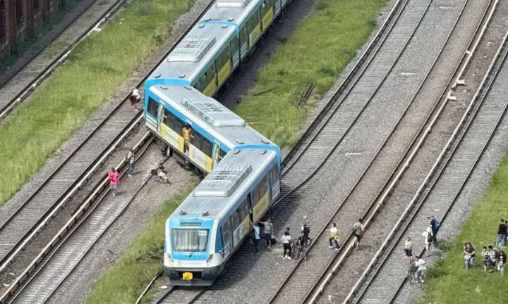 Descarrilaron tres vagones de una formación del Tren Sarmiento: al menos 20 heridos