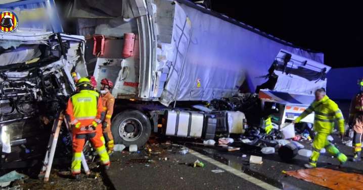 Un camión salta la mediana en la A-7 y provoca un accidente múltiple con una mujer atrapada