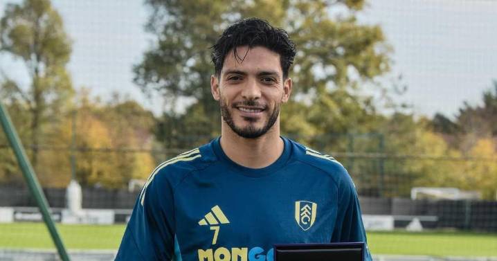 Raúl Jiménez da asistencia en la victoria del Fulham sobre el Wolves