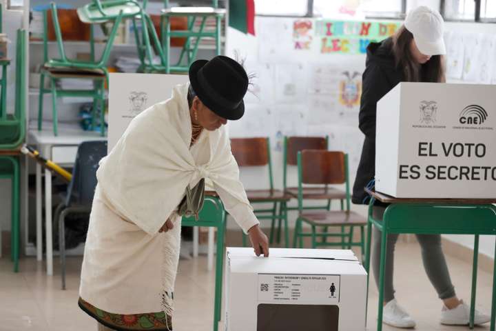 Ecuador vota en referéndum hacer nueva Constitución y permitir bases militares extranjeras