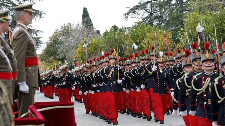 Felipe VI preside en Zaragoza la rejura de bandera de sus compañeros en la AGM