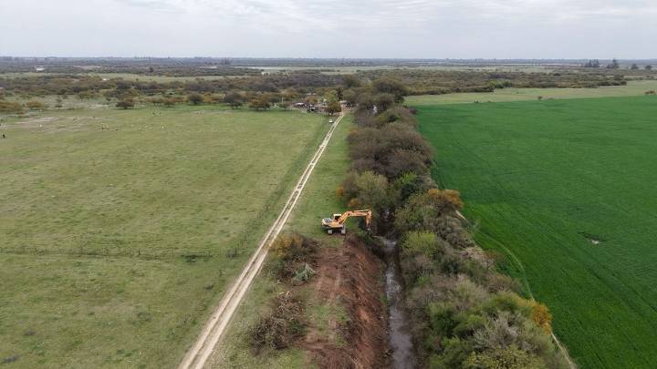 Durante la limpieza del Canal Aguiar por parte de Provincia, hallaron restos de una excavadora