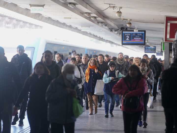 Descarrilamiento del Sarmiento: el tren hoy circula con demoras y cancelaciones y bronca entre los usuarios