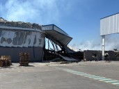 Clarín dentro de la fábrica de plásticos que sigue ardiendo en Ezeiza: “Esto me va a costar un año de trabajo”