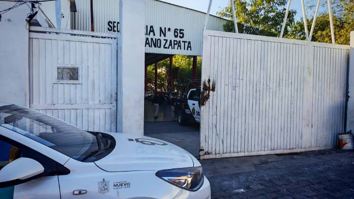 Alumno entra armado a secundaria y amenaza a maestra y compañeras