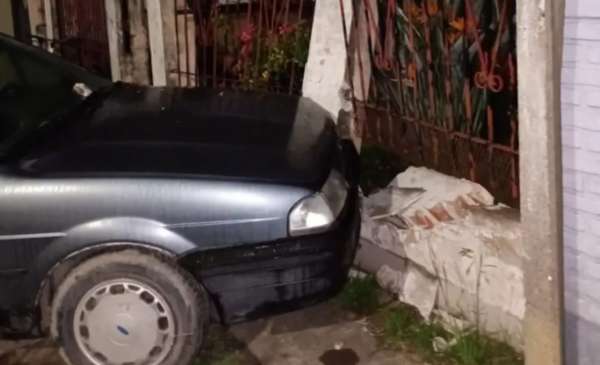 Perdió el control y se estrelló contra el paredón de una casa en Berisso