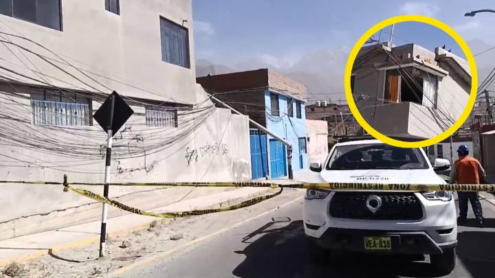 Camión jaló cables de telefonía y partió un poste perjudicando a vivienda