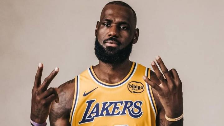 LeBron James bate 2 récords históricos en su debut con Los Angeles Lakers en la NBA 2025