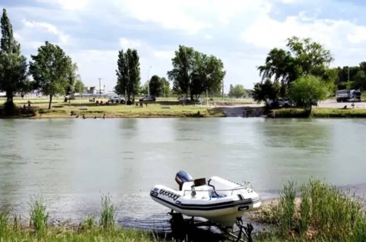 La Adela: Piden explicaciones al intendente por paseos náuticos con una lancha robada