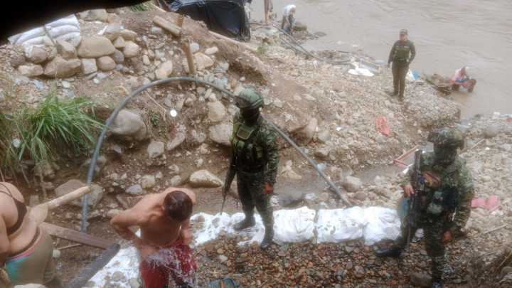 Capturan a 11 personas que estarían dedicadas a la minería ilegal en Caldas: operaciones mensuales superaban los $ 200 millones
