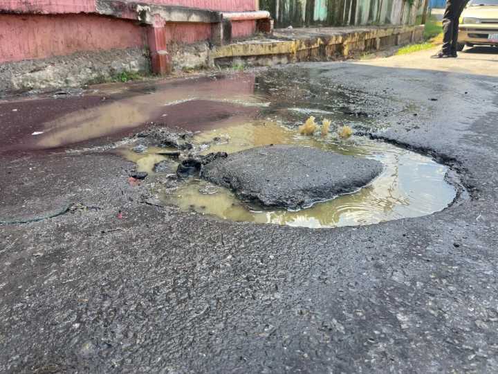 Aguas servidas se desbordan en la entrada de Canaima