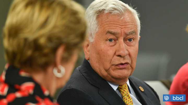 Exministro Paris apuesta por Matthei pero ofrece apoyo en salud al candidato de derecha que gane