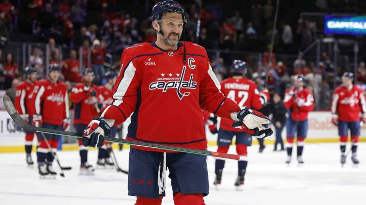 Blues’ Jordan Binnington breaks silence after trying to steal Alex Ovechkin’s 900th goal puck