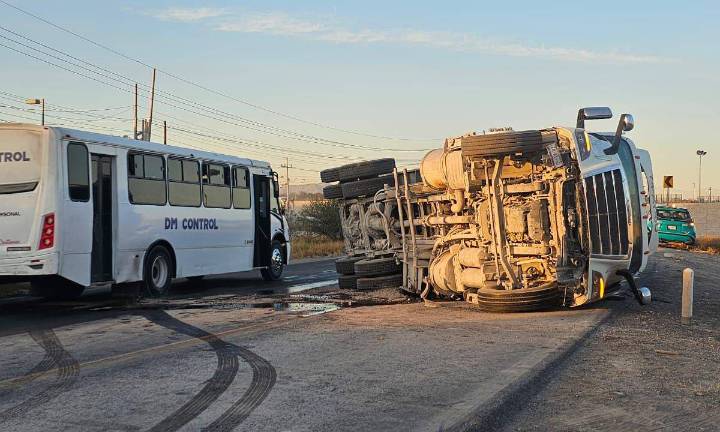Tractocamión vuelca en la curva de Vito Alessio Robles y provoca caos vial en Saltillo