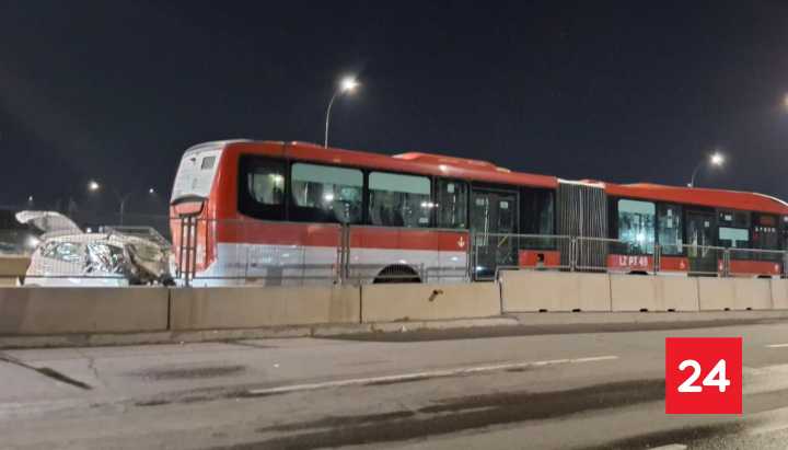 Choque entre auto y bus RED en la Autopista Central deja al menos un fallecido