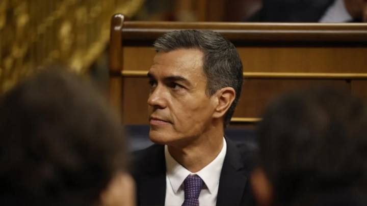 Sánchez asegura que resistirá hasta 2027 frente a una "oposición destructiva" mientras Feijóo le vaticina un futuro judicial y avisa: "Yo no le amnistiaré"