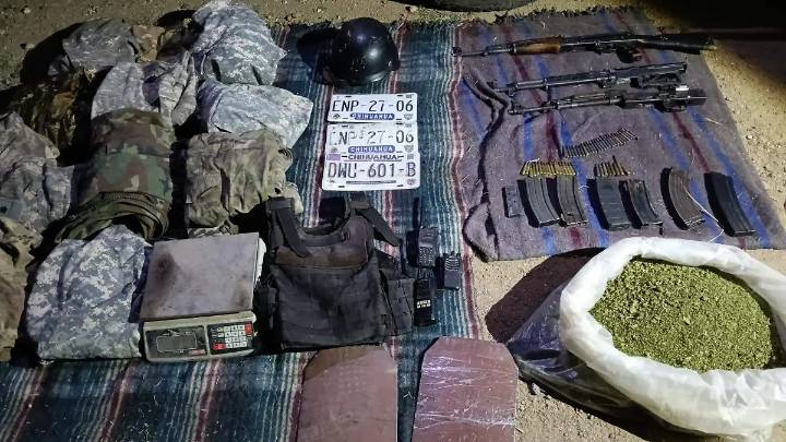 Detienen a menor con armas, droga y equipo táctico en Balleza