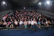 Centro brinda esparcimiento en cines a más de 400 infantes y padres de familia