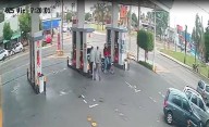 VIDEO. Simuló que iba a cargar nafta, era motochorro: delante de todos, asaltó una estación de servicio en La Plata