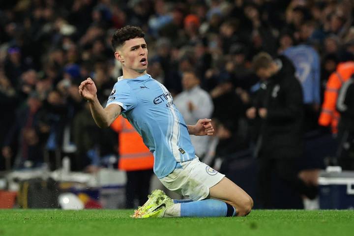 Phil Foden scores late winner as Manchester City hold off Leeds fightback