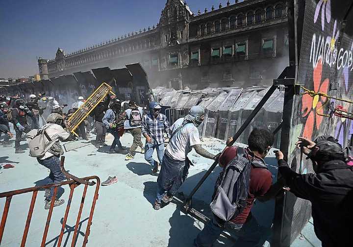 (VIDEO) Protesta de 'Generación Z' en México termina con disturbios en el Zócalo frente al Palacio Nacional