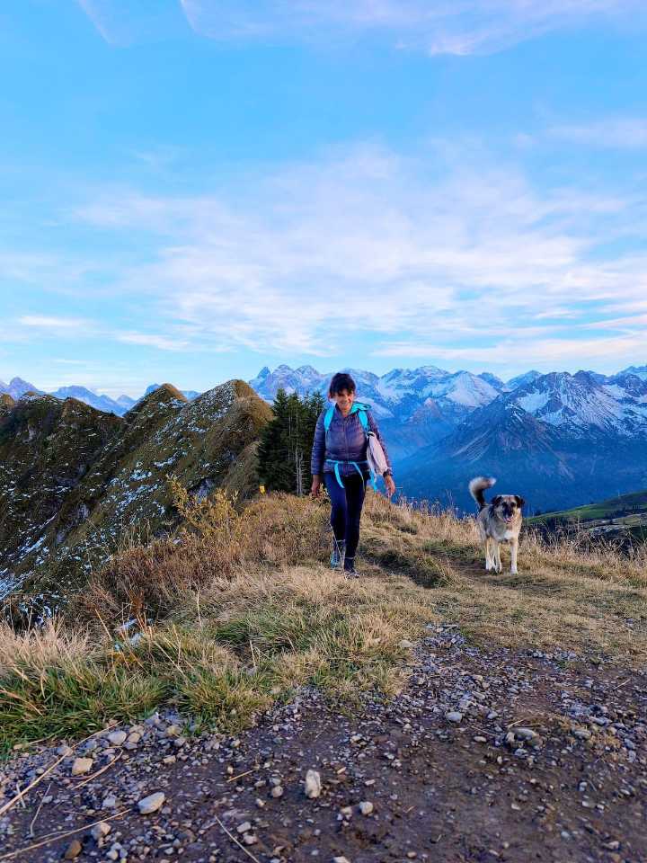 “No podía soportar la presión de cuidar a un perro”. Recorría una ruta de bosques, playas y montañas cuando sintió unos pasos que la seguían de cerca