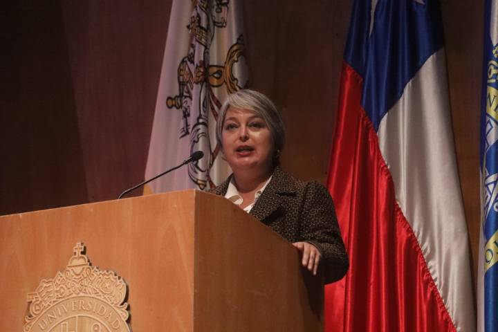 Jeannette Jara inicia segunda vuelta con guiños programáticos a excandidatos y contraste con la derecha