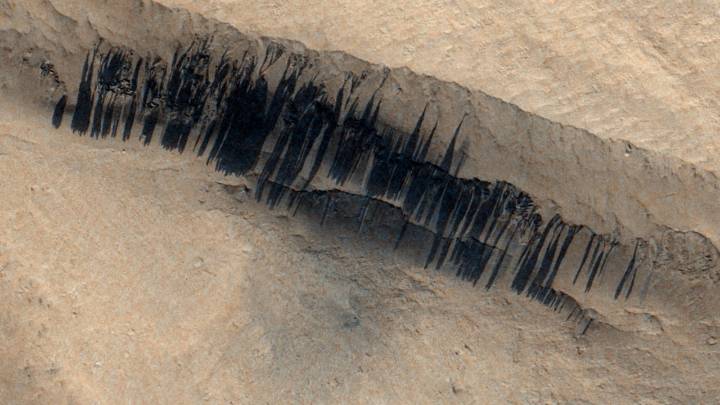 Mars orbiter spies 'barcode' aftermath of rare Red Planet avalanche caused by meteoroid impact
