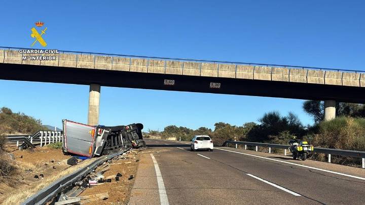 Sale ileso tras tener un accidente con su camión en la A
