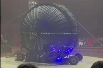 Muere un acróbata en un circo de Nápoles tras una colisión durante un número con motocicletas dentro de una esfera de acero