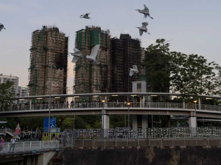 Tragedia en Hong Kong: las alarmas contra incendio no funcionaban y ya son casi 130 los muertos