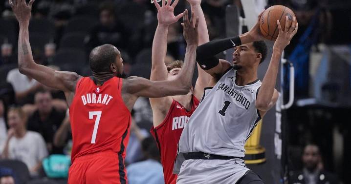 Barnes scores 24 as Spurs beat Rockets 121