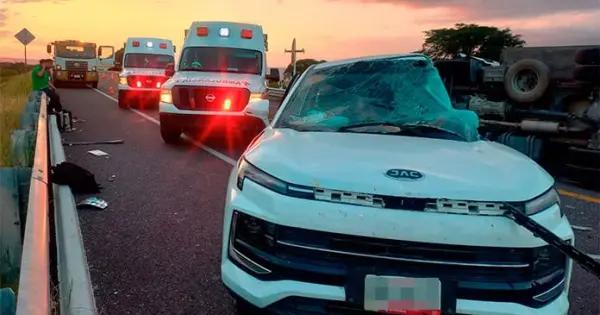 Fallece mujer en fuerte choque automovilístico