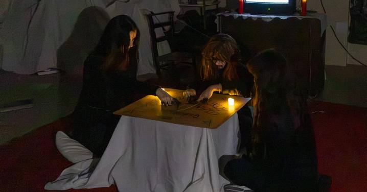 Monte Lope Álvarez se estremece con gusto en el pasaje del terror 'El último juramento', en imágenes