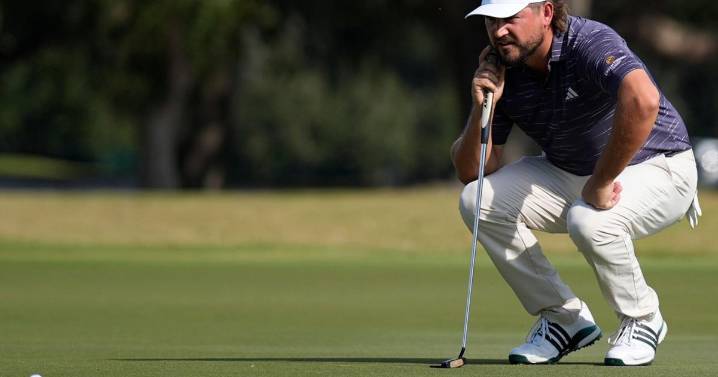 Andrew Novak takes the lead at Sea Island as others try to stay in the game to keep cards