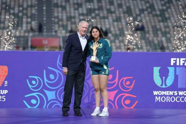 Valentina Murrieta recibe el premio Guante de Oro del Mundial Sub